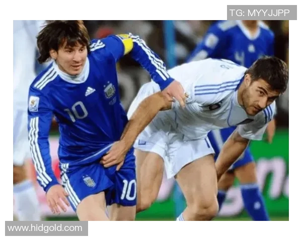 足球明星在赛场拼搏后的疲惫瞬间高清图片展现他们的努力与坚持